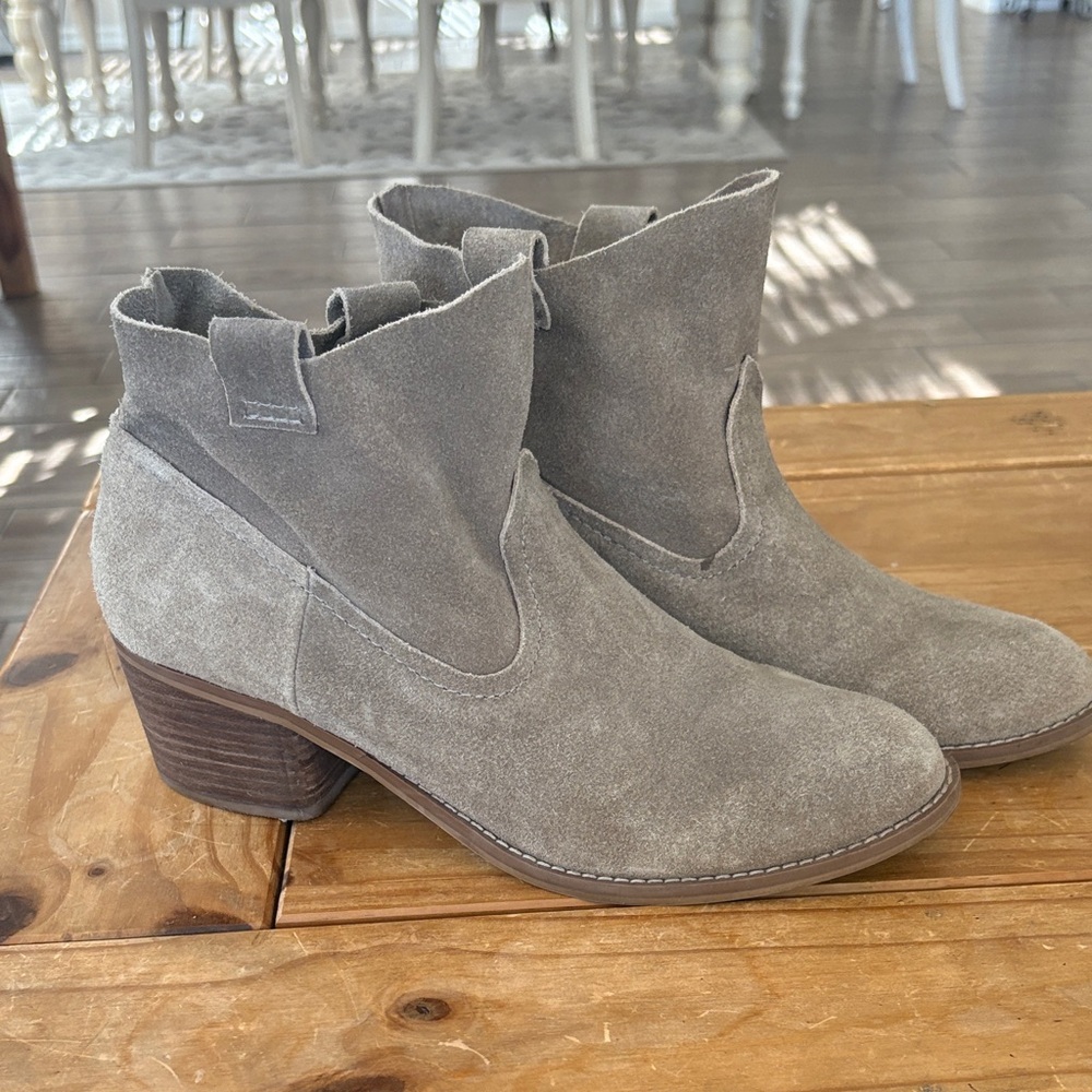 Carlos Santana Tan Suede leather Leighton Slouchy Ankle Booties Women’s Size 10